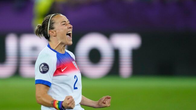 Hampton y Bronze encabezan la heroica de las Lionesses. Bronze celebra tras anotar el penalti diferencial.