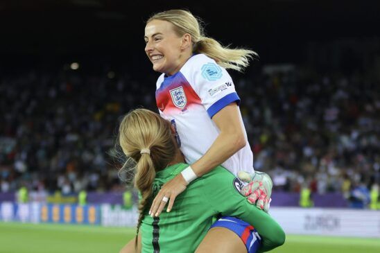 Hampton y Bronze encabezan la heroica de las Lionesses. Chloe Kelly celebra el pase de ronda con Hampton.
