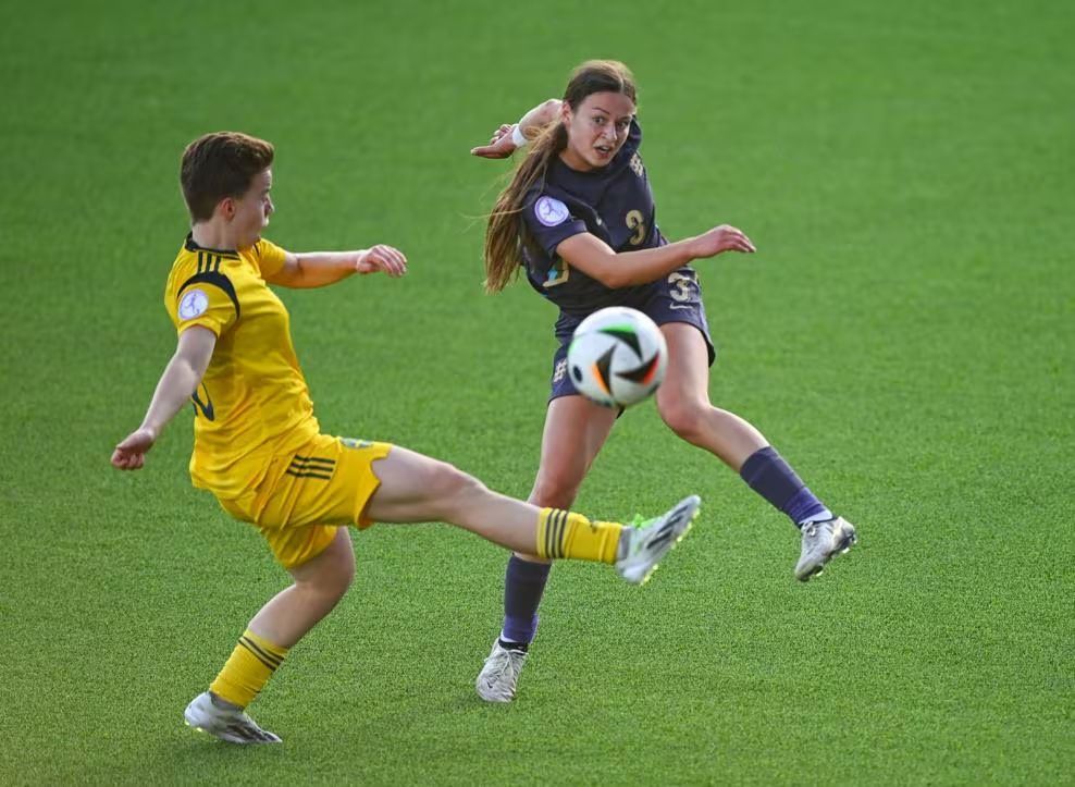 Las Young Lionesses sellan el billete a las semifinales. Isabella Fisher, autora de tres tantos, pugna por el balón con una defensora sueca.