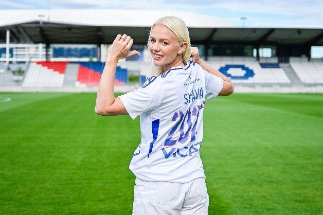 Sofie Svava firma con el Lyon. La jugadora posa sonriente con la camiseta de su nuevo equipo, señalándose el dorsal: 2027, el año hasta el que firma con el club francés.