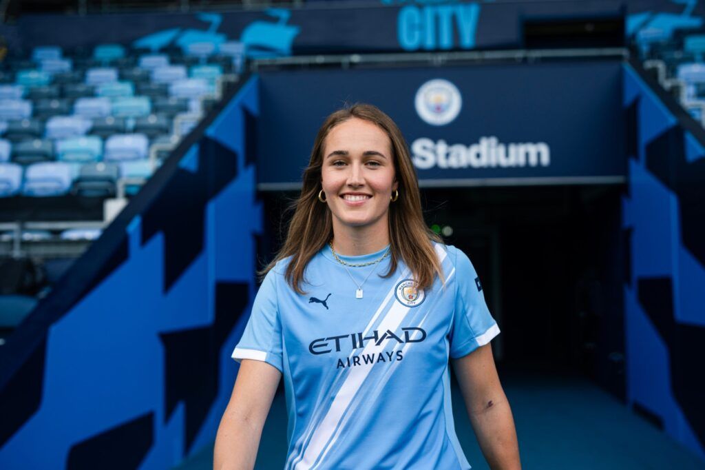 Sydney Lohmann ficha por el City. La jugadora posa saliendo al césped del Joie Stadium.