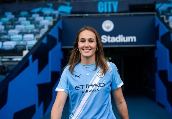 Sydney Lohmann ficha por el City. La jugadora posa saliendo al césped del Joie Stadium.