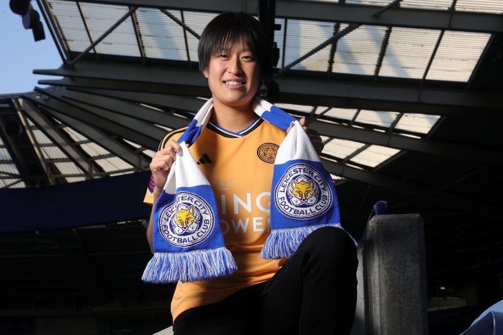 Takarada, primer refuerzo de las foxes. La jugadora posa con la tercera equipación y una bufanda del equipo al cuello en la grada del King Power Stadium.