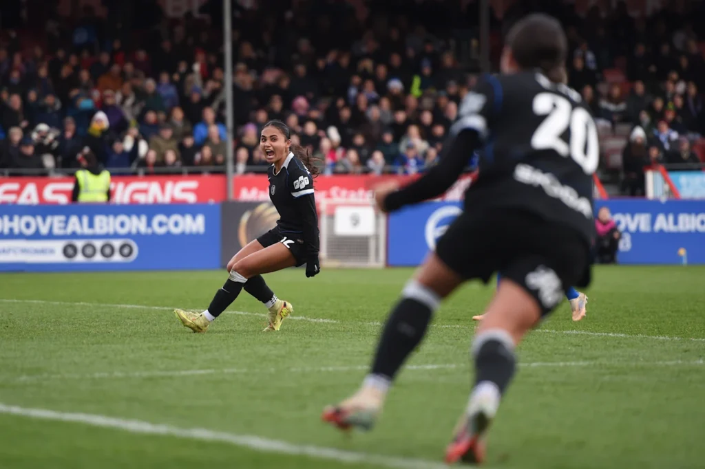Las blues golean en Brighton.
