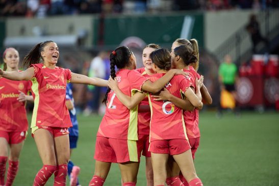 Fin de semana de récord (NWSL: jornada 12). Las jugadoras de Portland Thorns felicitan a Sophia Smith tras anotar el tanto de la victoria.