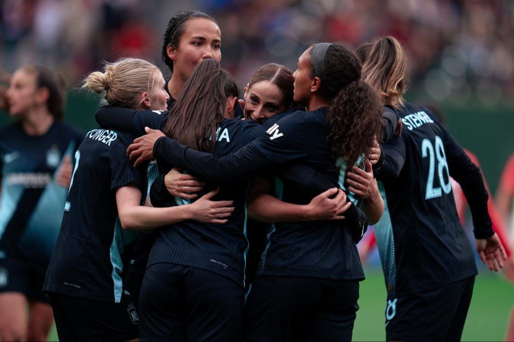 Esther sigue haciendo historia (NWSL: jornada 2). Las jugadoras de Gotham abrazan a la española tras anotar el gol de la victoria.