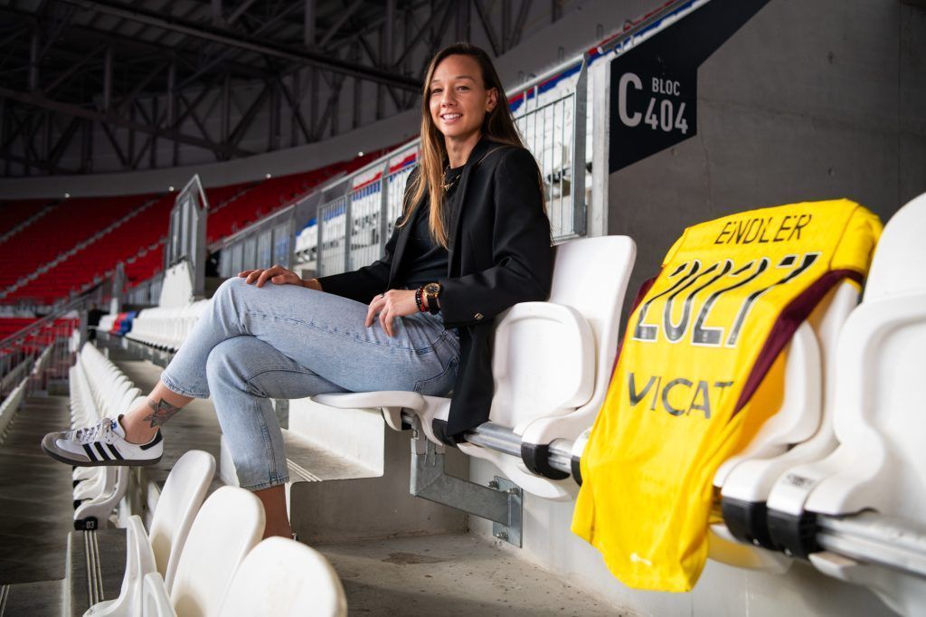 Tiane se queda en Lyon. La portera posa sentada en las gradas del estadio con la camiseta que luce el dorsal de su año de renovación: 2027.