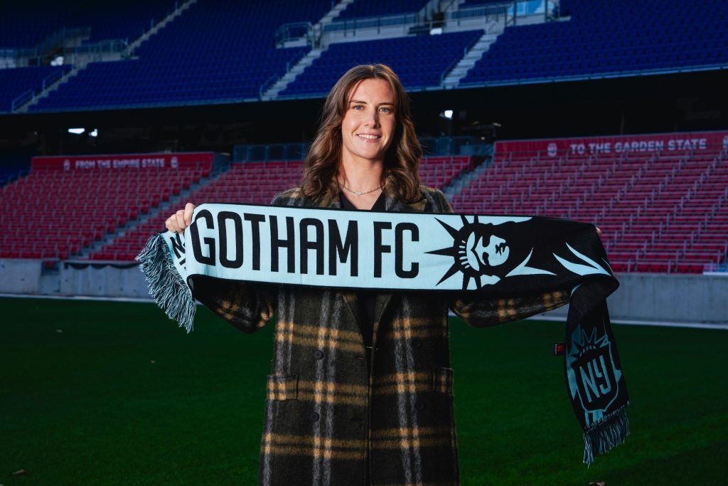 Tierna Davidson llega a Gotham. La jugadora posa con una bufanda del equipo en el césped del Red Bull Arena.