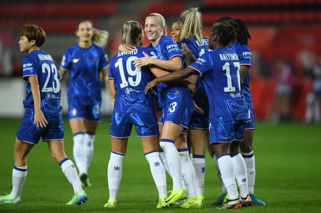 Las blues siguen de tres en tres. Las jugadoras del Chelsea celebran el primer gol de Aggie Beever-Jones.