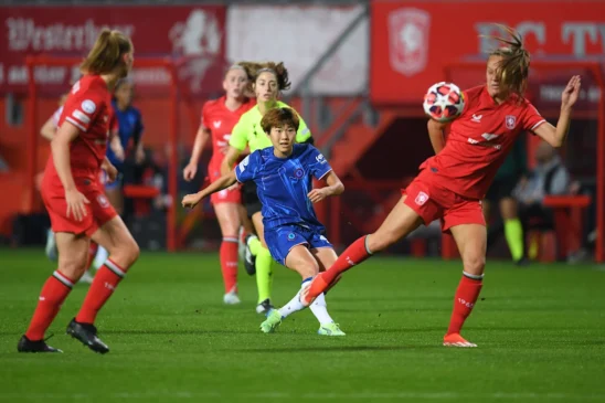 Las blues siguen de tres en tres. Maika Hamano anota el segundo gol de la noche.