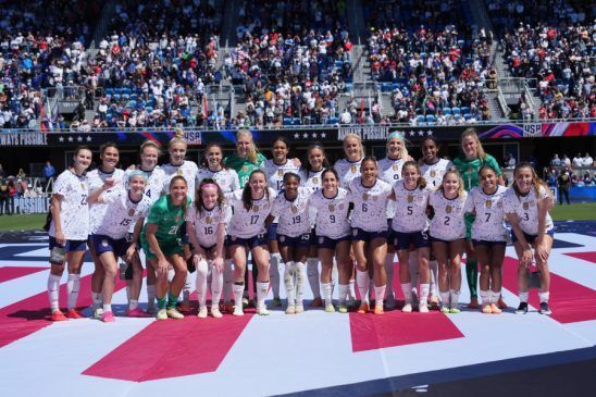 El último, por Pinoe. El grupo de 23 jugadoras mundialistas posa en su último partido antes de volar a Australia y Nueva Zelanda.
