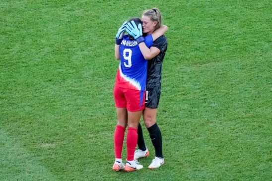 La historia se repite: Estados Unidos pentacampeona. Las heroínas de la tarde, Mallory Swanson y Alyssa Naeher, se funden en un abrazo al finalizar el encuentro.