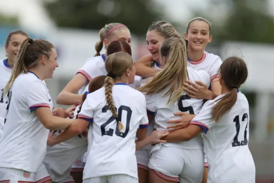 Estados Unidos, primer rival de España en el mundial sub17. Las jugadoras celebran un gol.