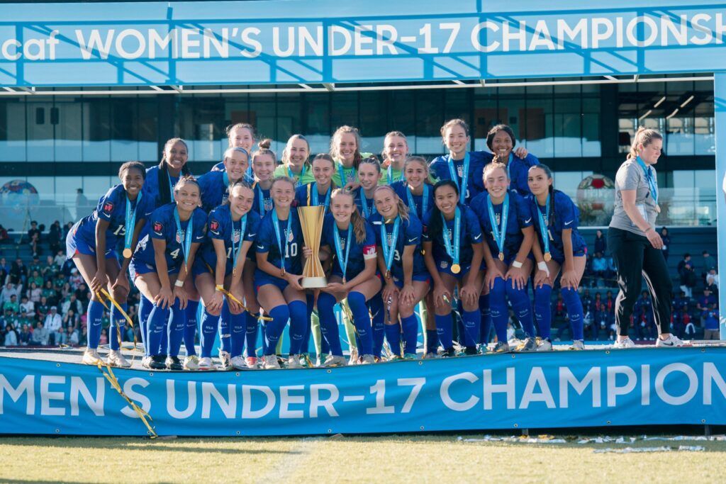 Estados Unidos, primer rival de España en el mundial sub17. Las jugadoras posan en el podio con el trofeo del campeonato la Concacaf sub17.
