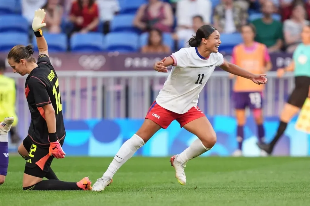 Sophia Smith manda a Estados Unidos a su sexta final olímpica. La jugadora celebra el tanto de la victoria frente a una decepcionada Ann-Katrin Berger.