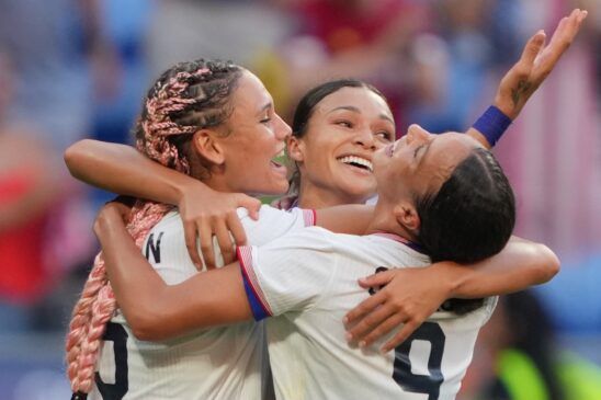 Sophia Smith manda a Estados Unidos a su sexta final olímpica. La jugadora celebra el gol abrazándose a Trinity Rodman y Mallory Swanson.