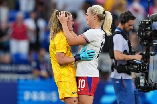 Sophia Smith manda a Estados Unidos a su sexta final olímpica. La capitana Lindsey Horan abraza a la portera Alyssa Naeher tras la victoria del equipo estadounidense.