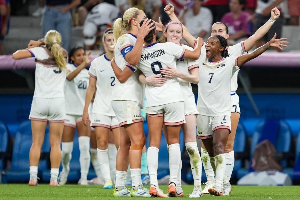 Estados Unidos pasa a cuartos goleando a Alemania. Las jugadoras estadounidenses celebran la victoria al concluir el encuentro.