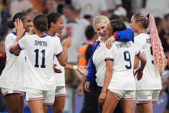 Estados Unidos pasa a cuartos goleando a Alemania. Varias jugadoras celebran la victoria con Emma Hayes.