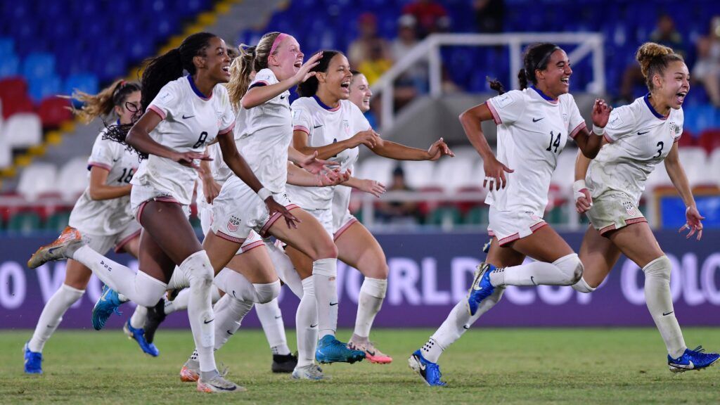 Estados Unidos se cuela en semis tirando de épica. Las jugadoras estadounidenses corren a abrazar a Teagan Wy tras la parada que sellaba su pase de ronda.