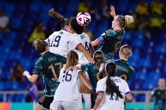Estados Unidos se cuela en semis tirando de épica. Varias jugadoras de Estados Unidos y Alemania se juegan un balón aéreo dividido.
