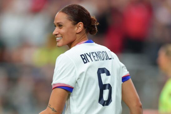 Estados Unidos acaba con las esperanzas de Australia. Lynn Biyendolo, la MVP del partido, sonríe tras poner su gol en el marcador.
