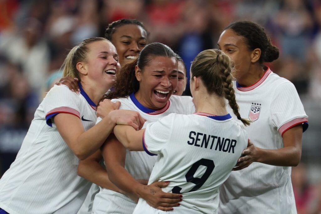 Estados Unidos acaba con las esperanzas de Australia. Las jugadoras celebran el tanto de Michelle Cooper.