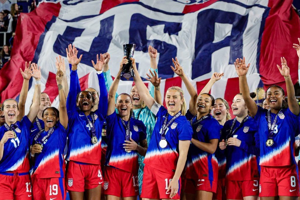 Estados Unidos suma otro título en la SheBelieves Cup. Las jugadoras de la selección estadounidense celebran el triunfo alzando la copa frente a un enorme tifo.