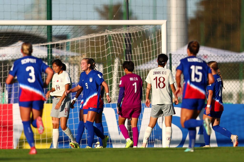 Estados Unidos pasa a octavos remontando ante China.