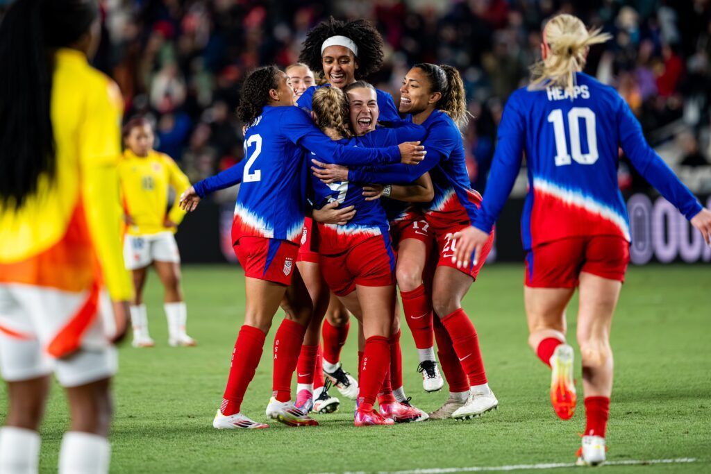 Macario y Sentnor brillan frente a Colombia. Las jugadoras estadounidenses se abrazan tras el segundo tanto.