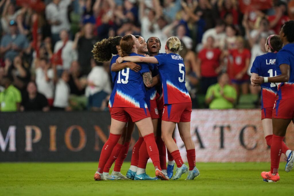 Estados Unidos sigue sumando victorias. Las jugadoras estadounidenses celebran el gol de Sophia Smith, el tercero de la noche.