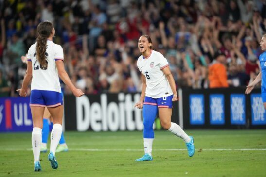 Estados Unidos remonta contra Islandia en Nashville. Lynn Williams celebra su gol.