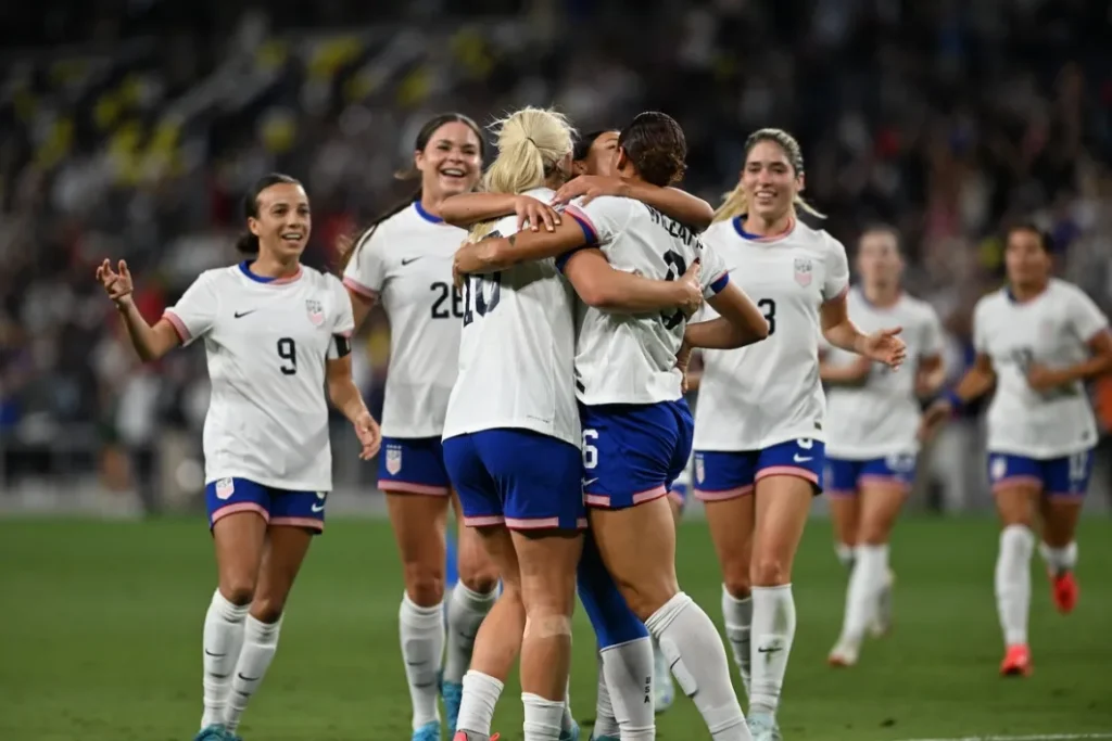 Estados Unidos remonta contra Islandia en Nashville. Las jugadoras de Estados Unidos se abrazan tras el gol del empate.