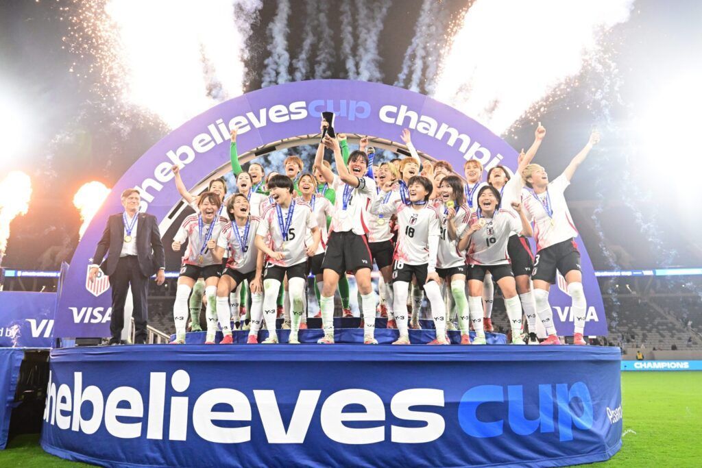 Japón se alza con su primera SheBelieves Cup. Las Nadeshiko celebran el triunfo en el podio.