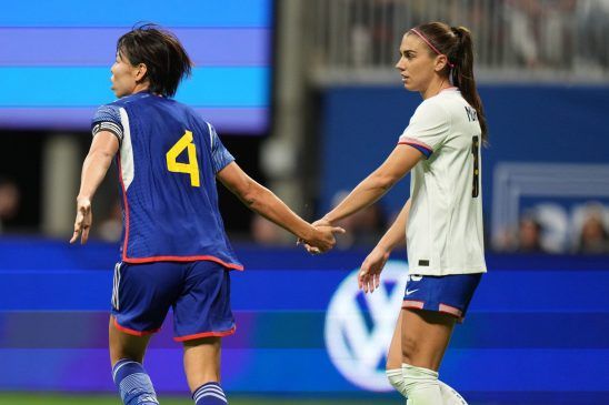 Horan manda a Estados Unidos a la final de la SheBelieves Cup. Saki Kumagai y Alex Morgan chocan amistosamente las manos tras un lance del juego.