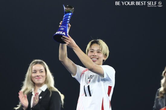 Japón se alza con su primera SheBelieves Cup. Mina Tanaka celebra su premio como MVP del torneo.
