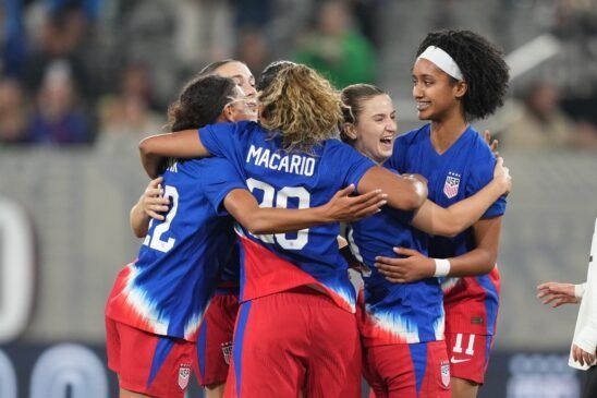Japón se alza con su primera SheBelieves Cup. Las jugadoras de Estados Unidos abrazan a la autora del único gol de las anfitrionas, Ally Sentnor.