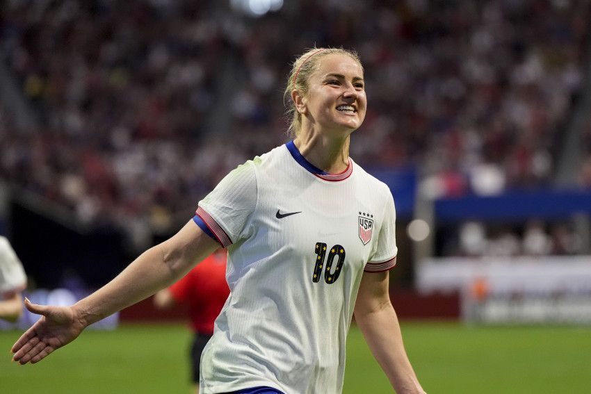 Horan manda a Estados Unidos a la final de la SheBelieves Cup. La jugadora celebra tras convertir desde los once metros.