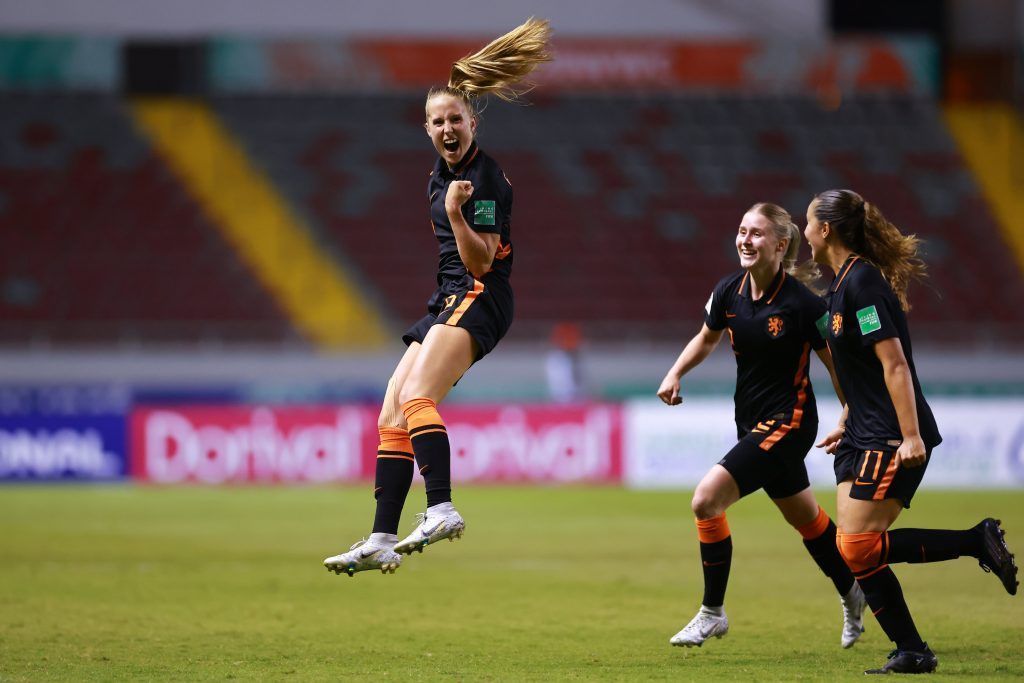 Países Bajos sorprende a Estados Unidos. Las jugadoras saltan celebrando un gol.