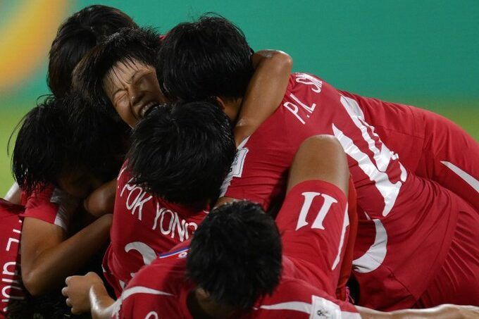 Ro Un-Hyang aseguró el pase a la final. Las jugadoras de Corea del Norte se abrazan en una montonera celebrando el pase a la final del mundial sub17.
