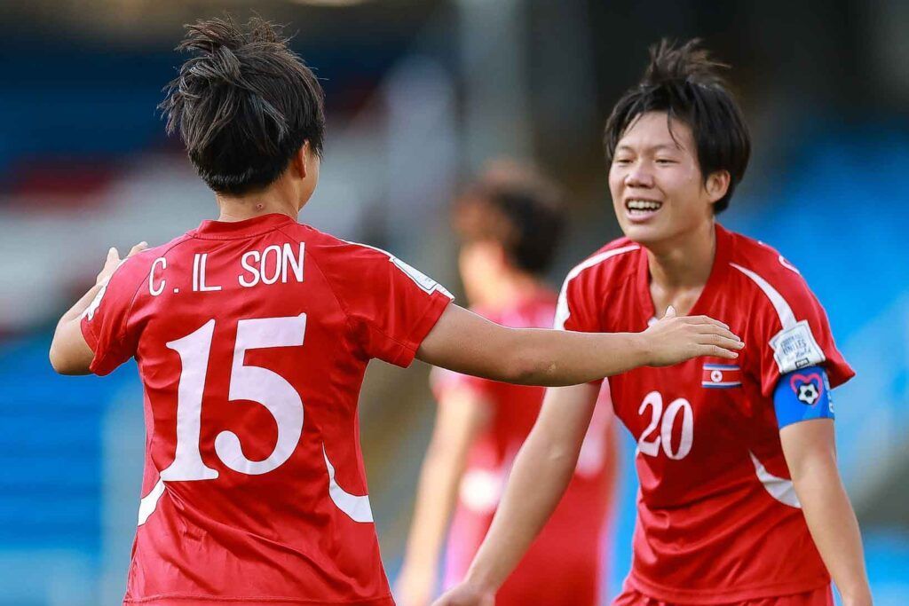 Choe Il Son destroza el sueño americano. La jugadora norcoreana corre a abrazarse con su capitana, Chae Un Yong, tras anotar el gol de la victoria.