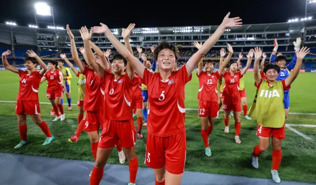 Choe Il Son destroza el sueño americano. Las jugadoras norcoreanas se acercaron a celebrar con el público colombiano, que no dejó de animarlas durante todo el encuentro.