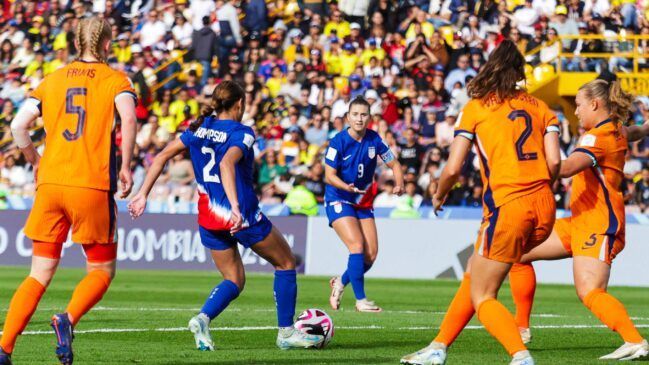 Un autogol le da el bronce a Estados Unidos. Gisele Thompson busca el pase para Ally Sentnor entre tres defensoras neerlandesas.