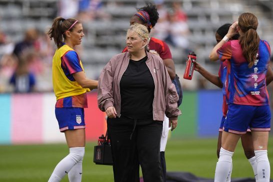 La era Hayes promete gloria. La entrenadora regresa al banquillo tras hablar con sus jugadoras durante el entrenamiento.