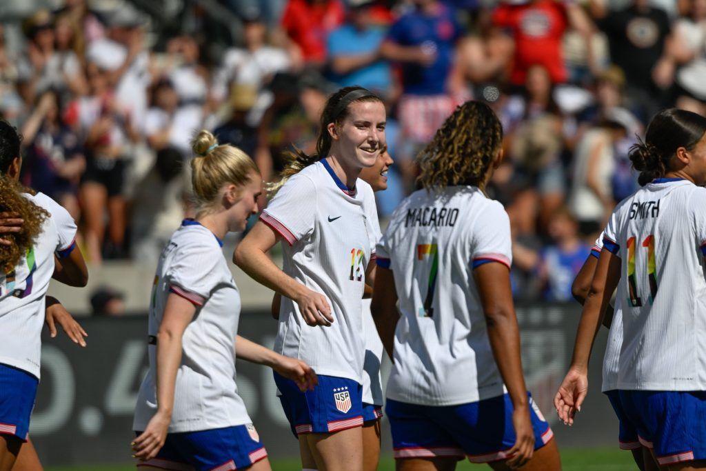 La era Hayes promete gloria. Tierna Davidson celebra su segundo gol.