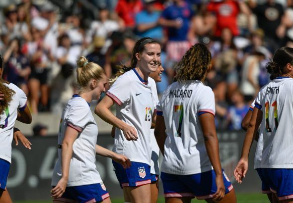 La era Hayes promete gloria. Tierna Davidson celebra su segundo gol.
