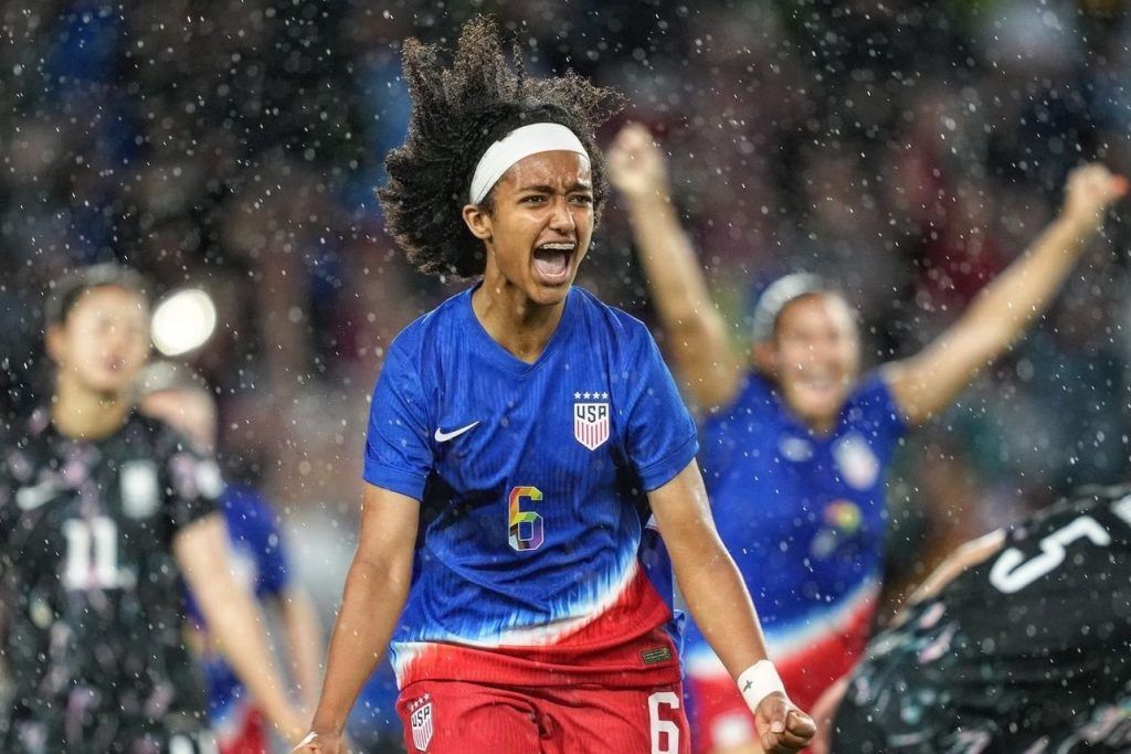 Debut goleador de Lily Yohannes. La joven promesa de la selección estadounidense celebra su primer tanto con la camiseta de la absoluta.