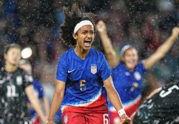Debut goleador de Lily Yohannes. La joven promesa de la selección estadounidense celebra su primer tanto con la camiseta de la absoluta.