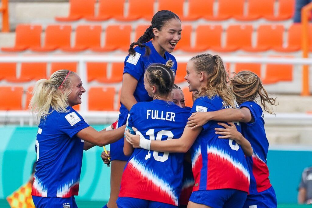 La apisonadora estadounidense arrolló a Corea del Sur. Las jugadoras de Estados Unidos celebran uno de los cinco goles de la tarde.