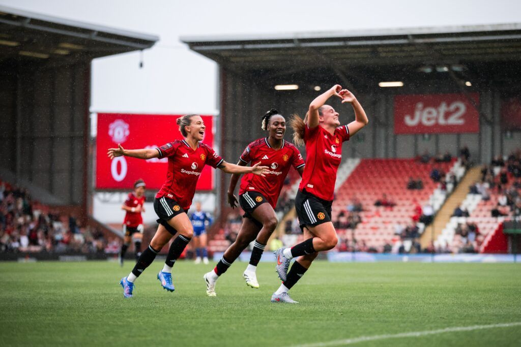 El United lidera tras golear al Leicester.